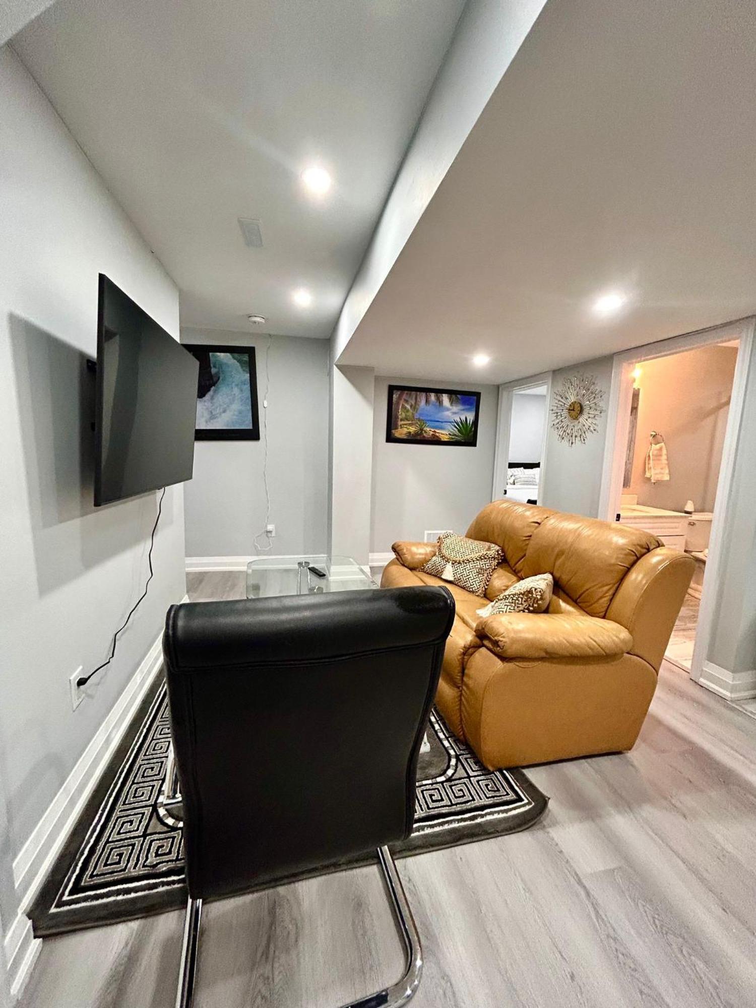 Apartment B 2 Bedroom Brampton Exterior photo