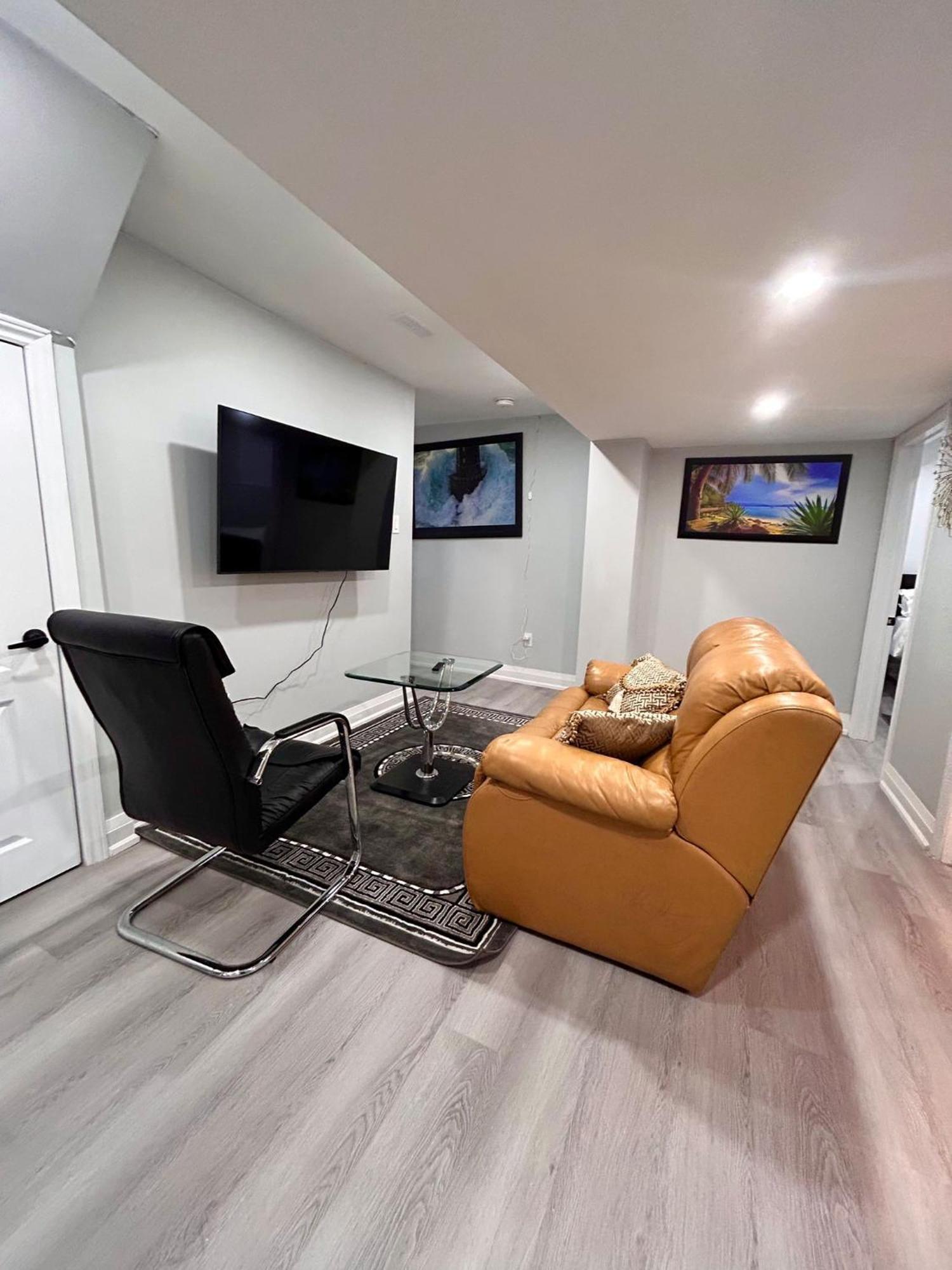 Apartment B 2 Bedroom Brampton Exterior photo