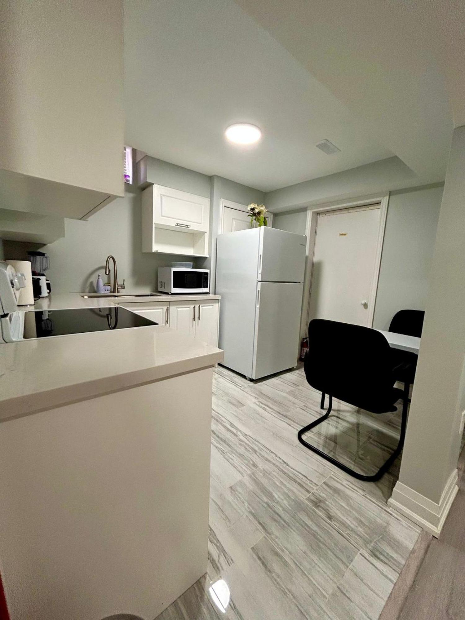 Apartment B 2 Bedroom Brampton Exterior photo