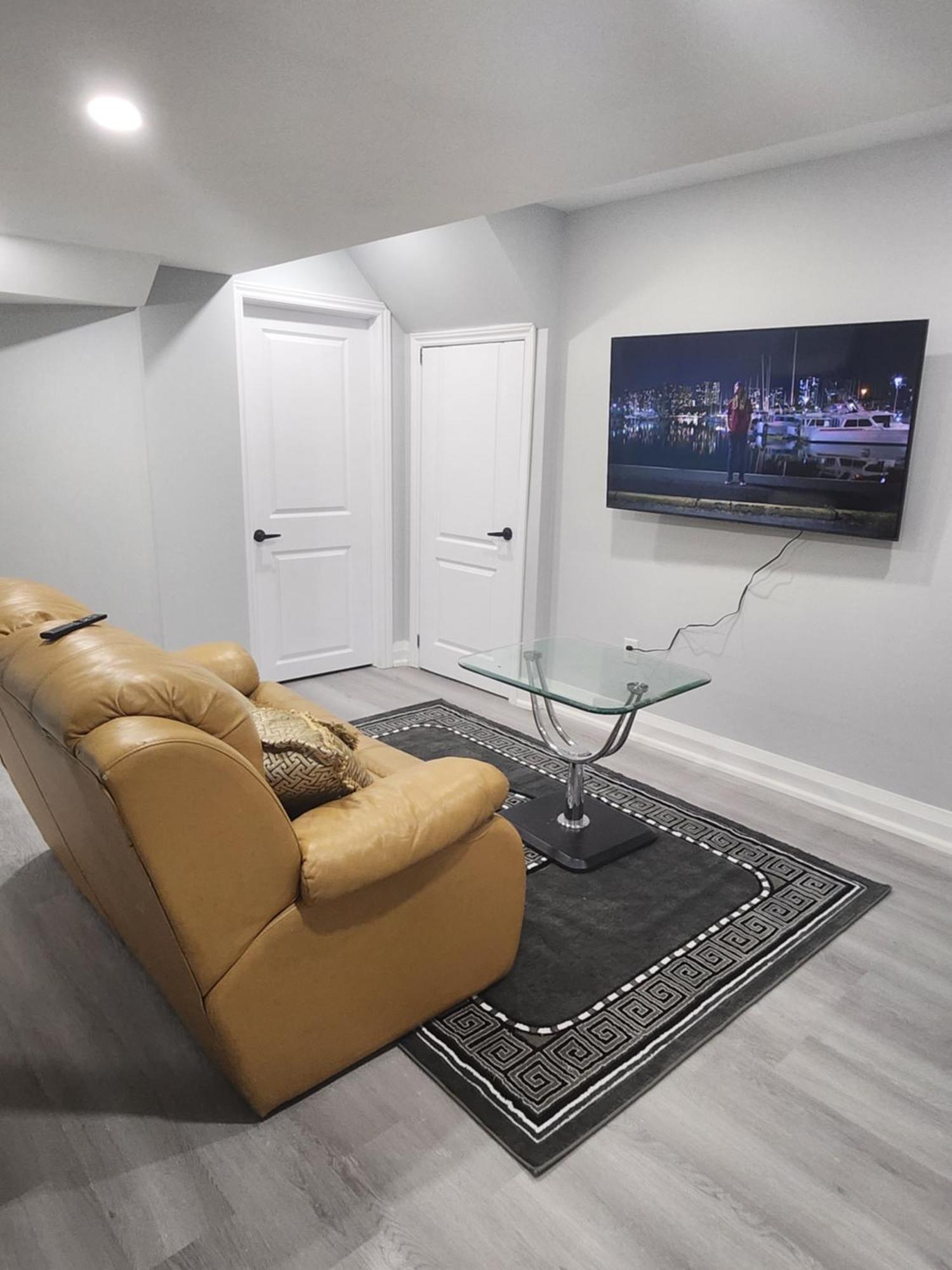 Apartment B 2 Bedroom Brampton Exterior photo