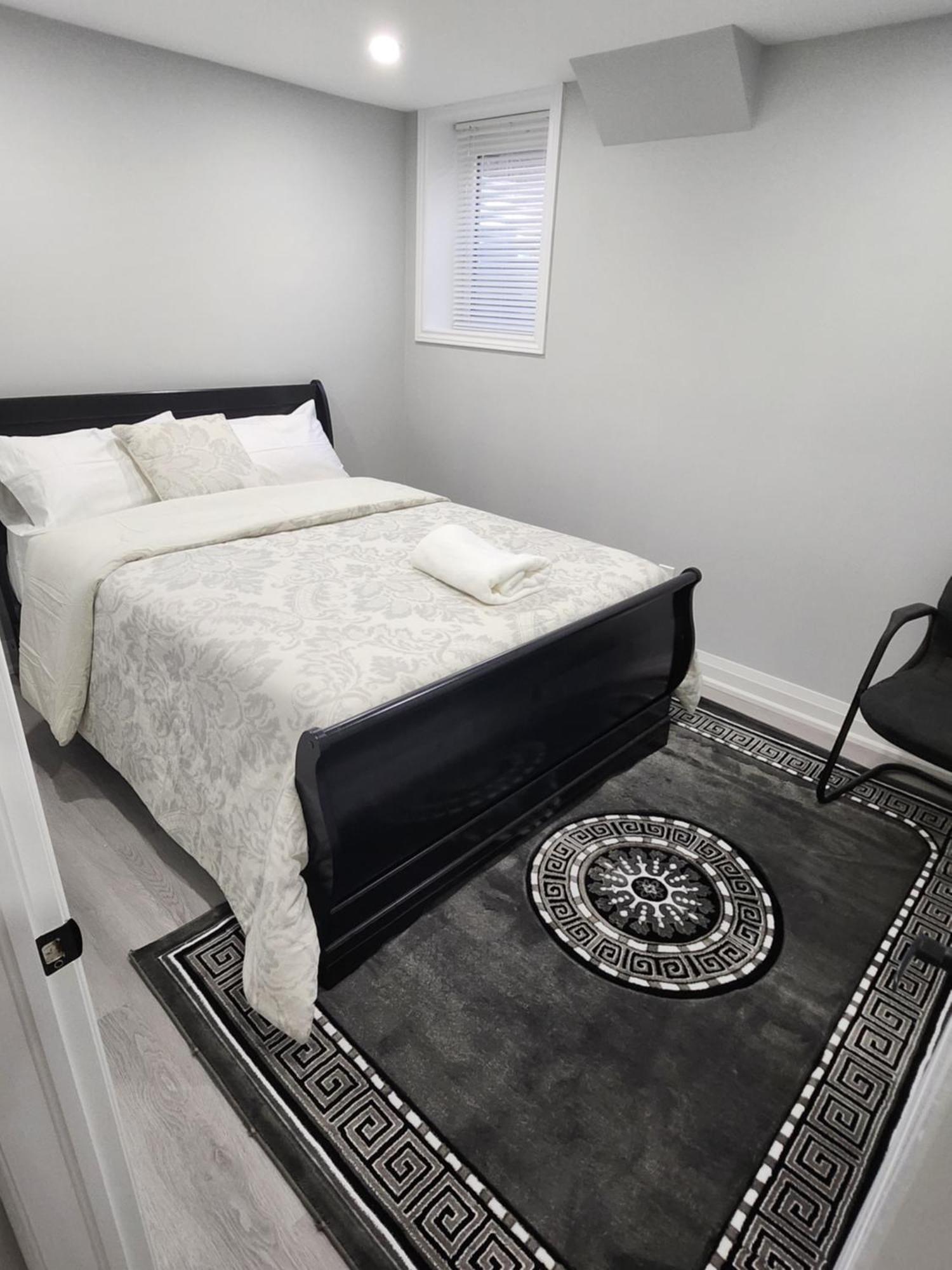 Apartment B 2 Bedroom Brampton Exterior photo